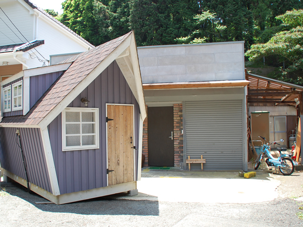 古い工場をリノベーション！前面にはかわいい小屋！ここもれっきとしたブースです。
