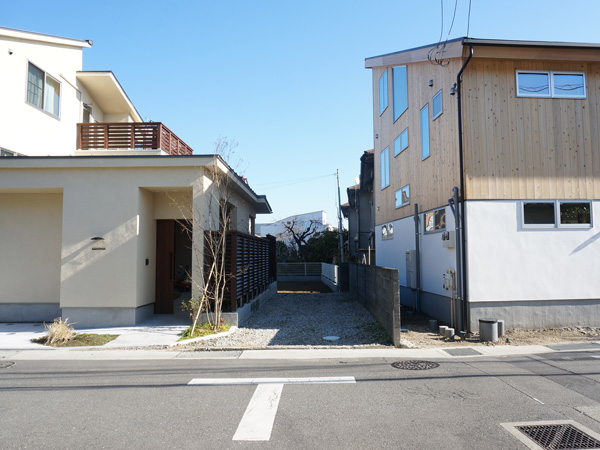 オシャレな家と家との間の道（幅2.9m）をちょいっと行くと・・