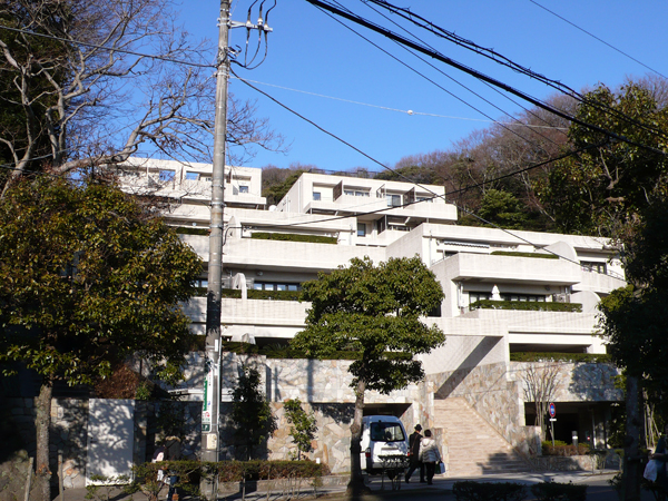 重厚で落ち着いた雰囲気の外観。
