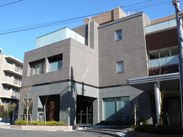 建物外観。隠れ家的な立地。