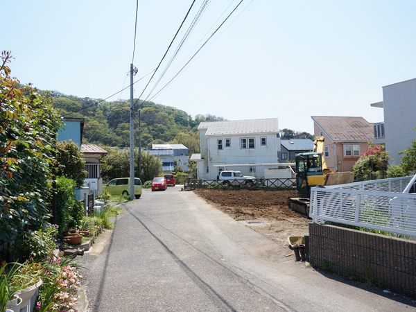 右手が土地。2区画。