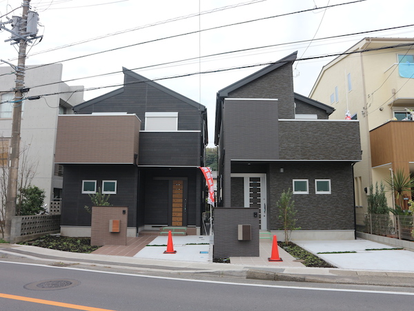 県道沿いに仲良く並んだ新築2棟。駐車スペースは各1台ずつ。左がA棟、右がB棟。