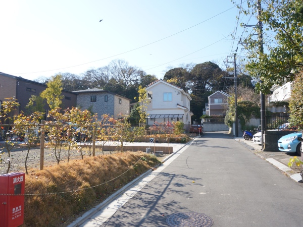 北側の前面道路。周りには素敵なお家が勢揃い！
