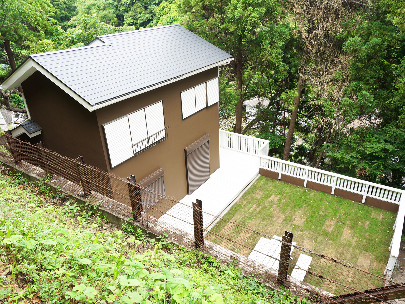 木に囲まれた家。お庭でのんびりもいいですね！