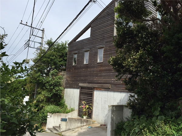 いい感じに経年変化したレッドシダーの壁面のお洒落なお家です。