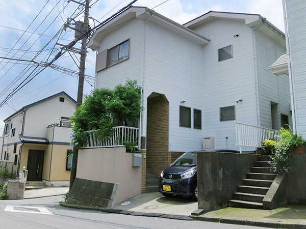 外観。バス停側より。