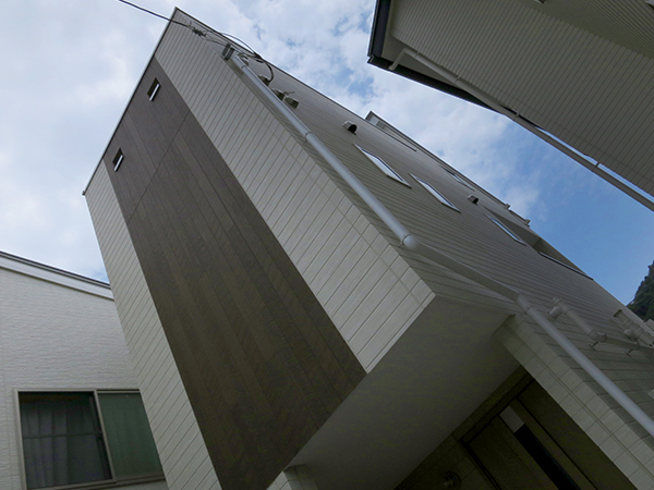 建屋正面は背高のっぽな印象です。