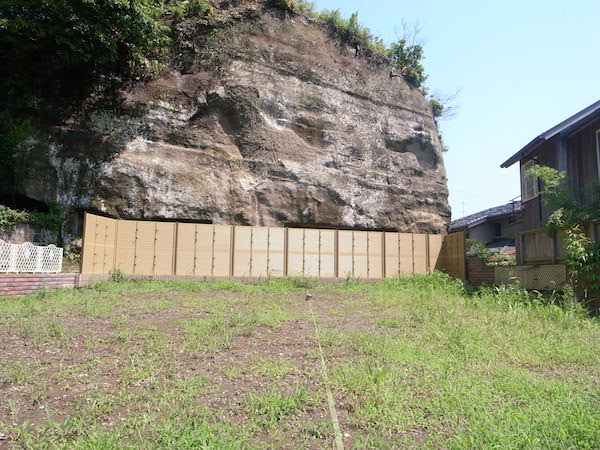日当りよーし！奥に岩山があります。