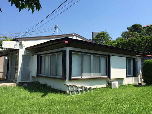芝生のグリーンと建物の白の対比が美しい