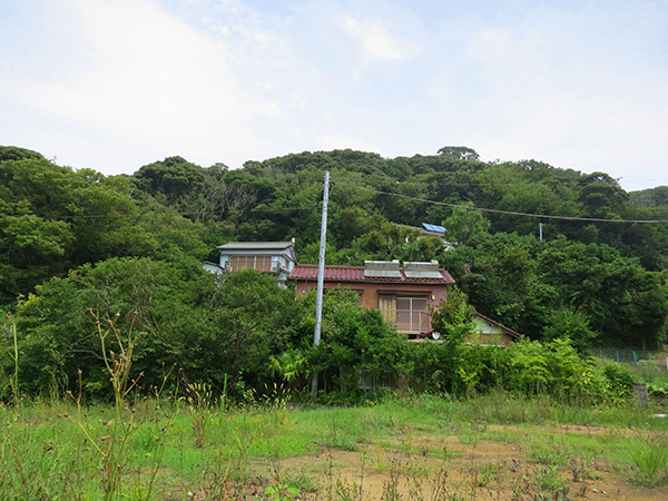 赤い古屋がある所です。手前は分譲販売しているので将来家が建つかもしれません。