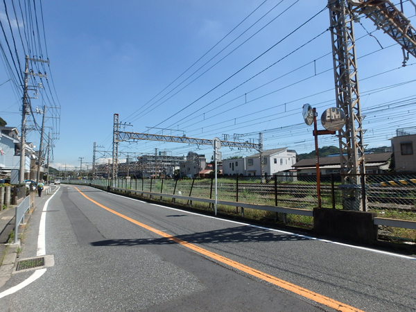 ながーく続く線路。先には桜山の緑が見えていて空が広くて気持ち良い〜。反対方向は逗子駅西口。