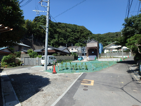 南側、分譲地入口から。門番的区画。バックの緑、、、良いっ！