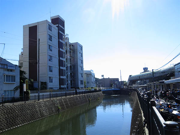 新逗子駅の裏を流れる川沿いにあります。