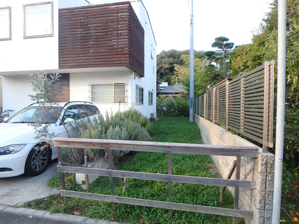 敷地入口。右手のフェンスに“ここだよ。”って看板があったら気分高まります。