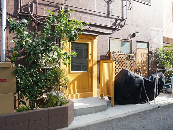 黄色い木製ドアがかわいらしい１階店舗です。