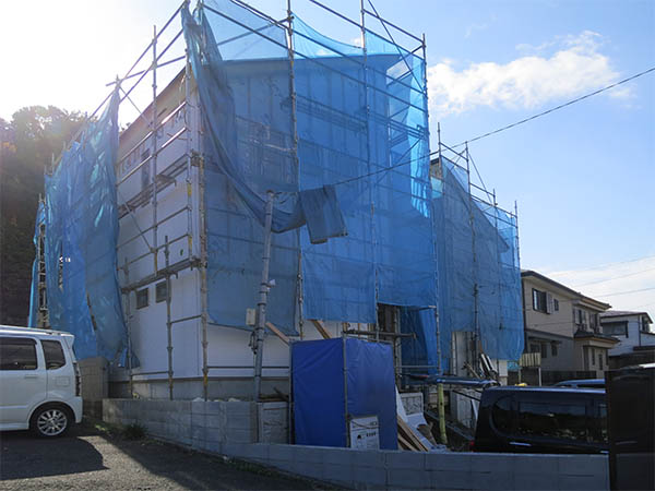 外観。まだ建設中です。裏手は山。