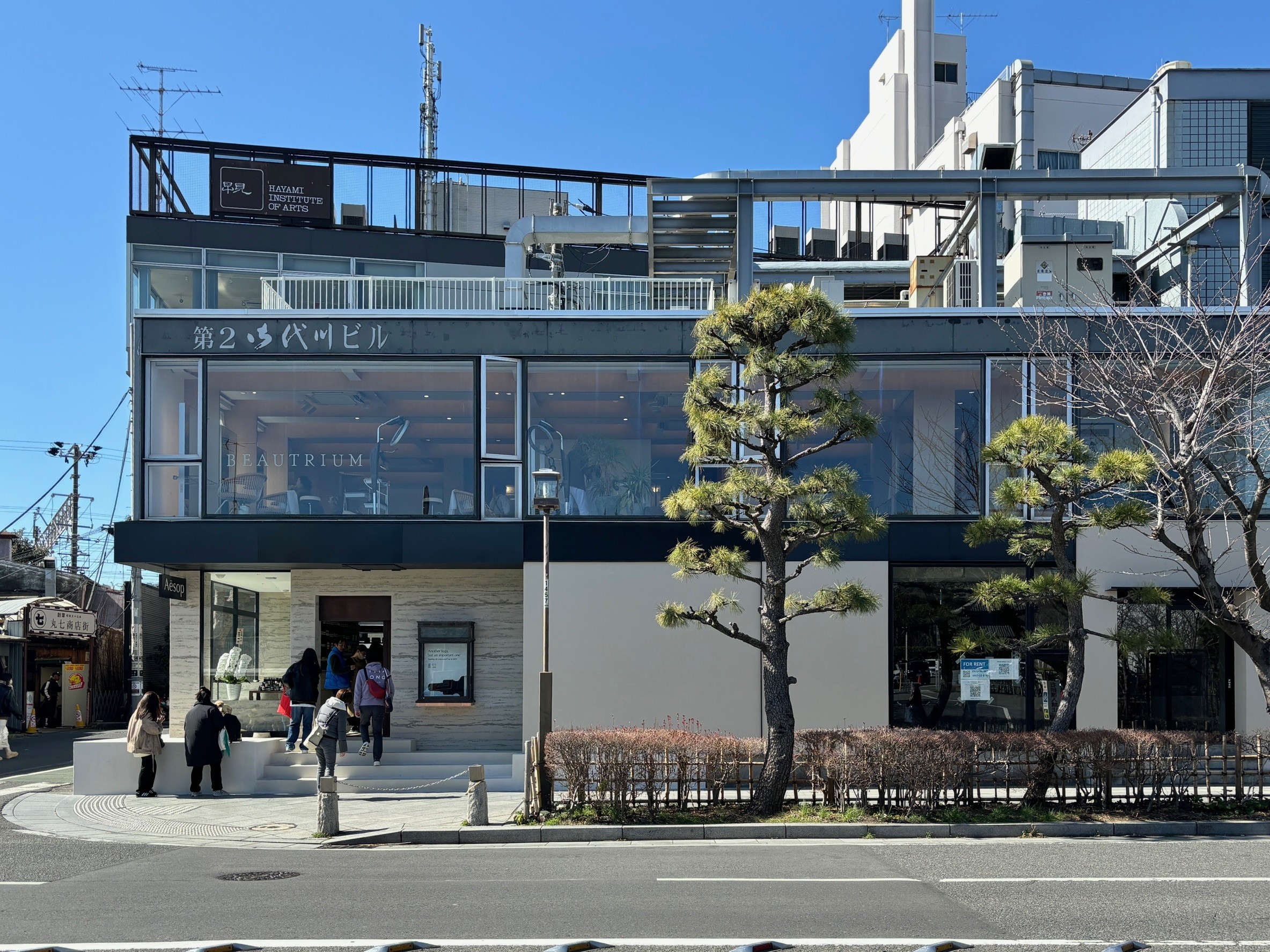 若宮大路の向かい側から（2024年3月3日時点）1階隣のB区画にオーストラリア生まれのスキンケアブランド「Aesop（イソップ）」がOPEN！