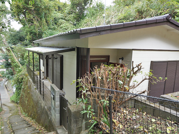 豊かな緑のなかに建つ平屋です。