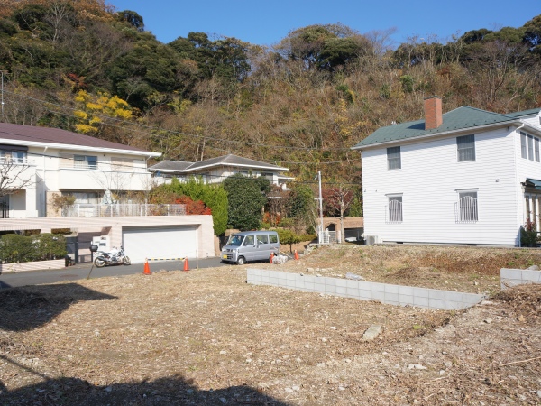 ひな壇になったヒルトップ。緑の眺望もナイスです。左がA区画、右がB区画。