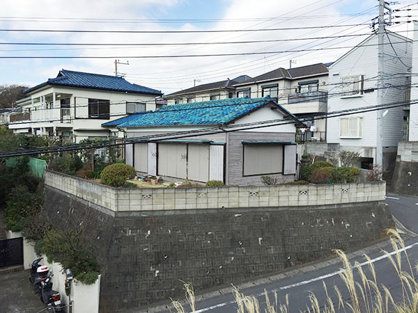向かいの駐車場から。他のお家と比べると小ぶりで可愛い。