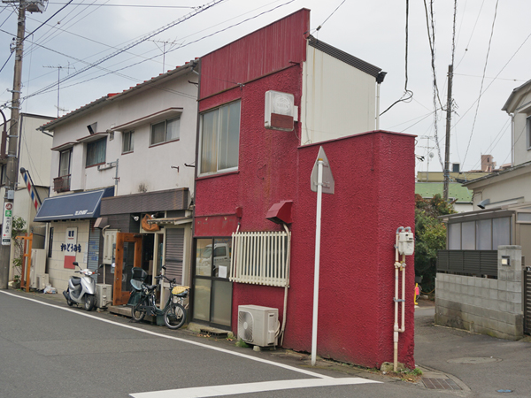 赤い外壁が印象的な三角店舗、外壁の塗り替えもオッケーです！