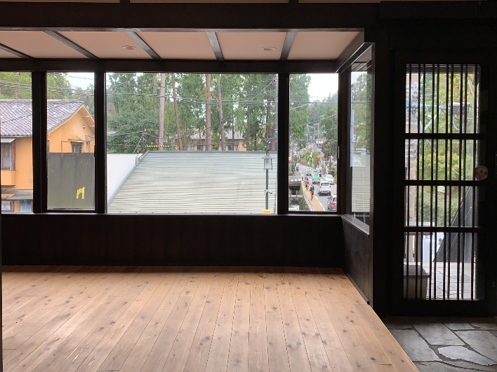 北鎌倉駅のメイン西口側出てすぐの建物の2階。大きな窓で採光もばっちり。緑もばっちり。