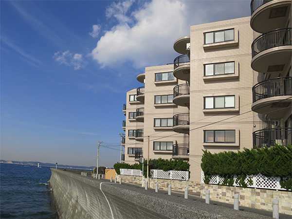 柴崎の一番先端に建つマンションです。