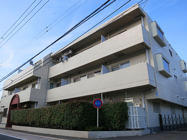 外観。手前の最上階3Fが当物件です。