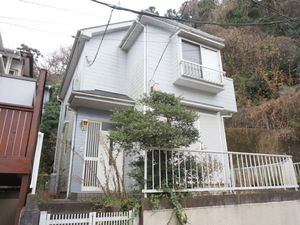淡い水色の外観。間取りは4LDK+WIC