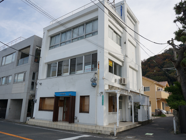 海に似合う真っ白な建物です、