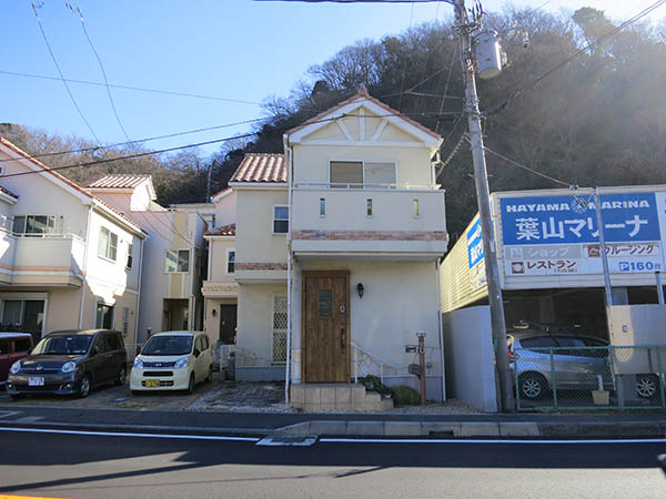 外観正面。道路向かいより。