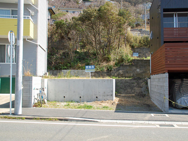 敷地正面、当該土地は上段です。