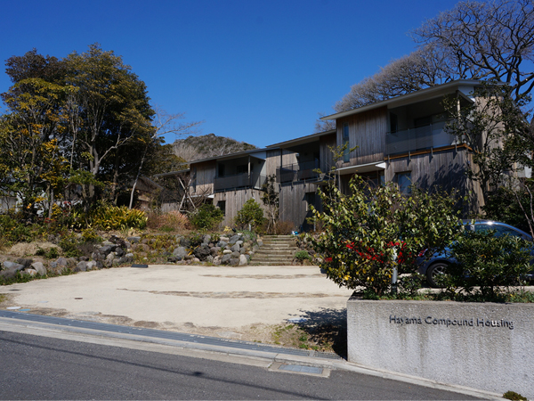 森山神社に隣接し、緑も豊かで格調高い一角