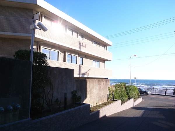 R134を挟んで海！由比ガ浜ビーチとのこの距離感！