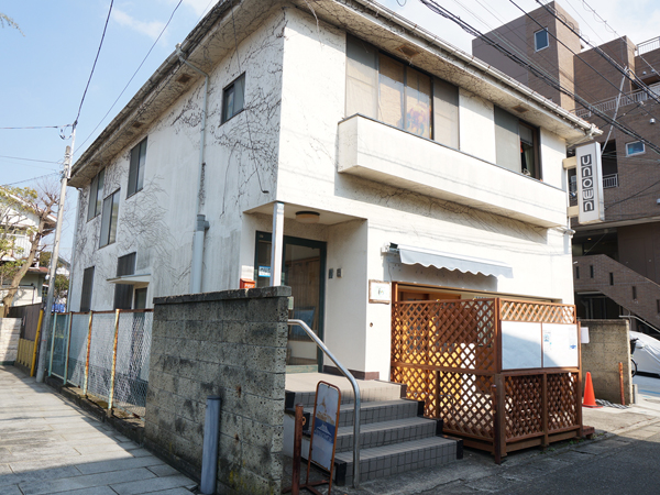 銀座通りから脇道を入ってすぐの場所です。