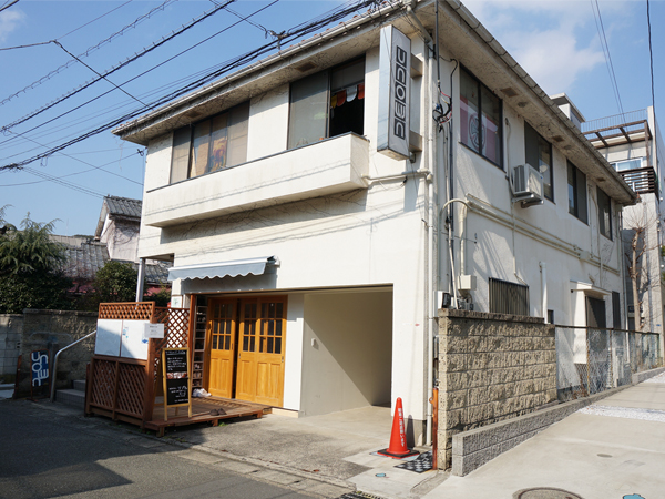２階建の建物の１階右のスペースです。