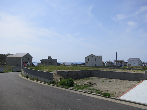 緩いカーブに沿った立地です。