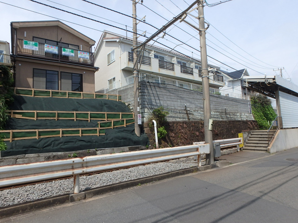 七里ガ浜駅のほぼ真上です！（左手の看板が出ているのが当物件です）