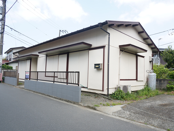 道に面した日当たりのよい平屋です。