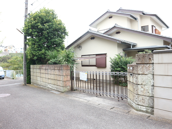 この古家の建つ大きな敷地、2分割しての販売。右側が対象区画です。