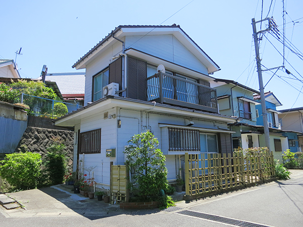 まだまだ使えるレトロなミニ古家つき。
