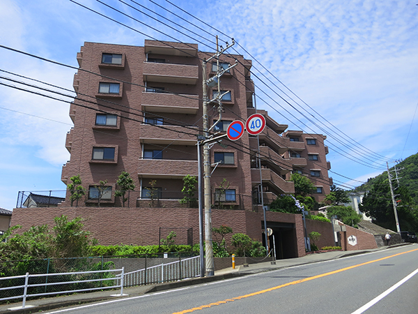 葉山大道に面しています。