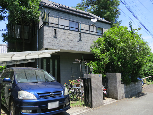 南側の正面。カーポートは屋根付き。