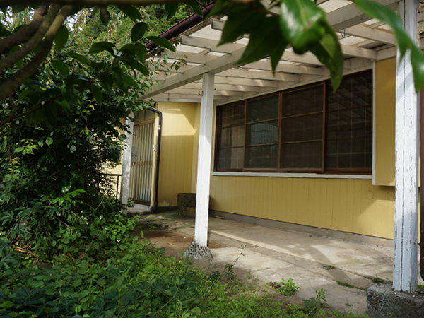 屋根付きテラスのある平屋です。
