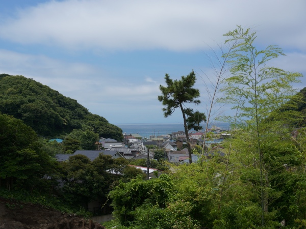肉眼だともっと感動的に海が見えます。超ナイスな眺望です！ダイニングから撮影。