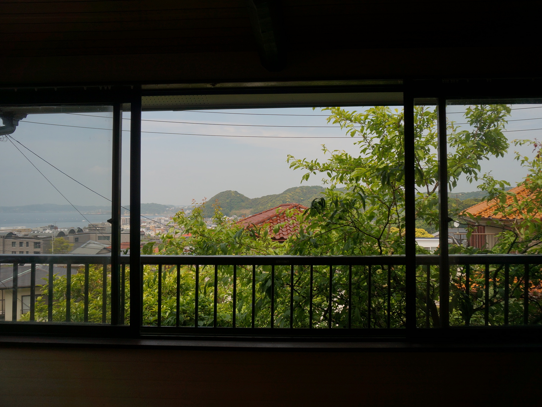 2階からの眺望。写真以上にもっとバーッと海見えます。緑もきれい〜！