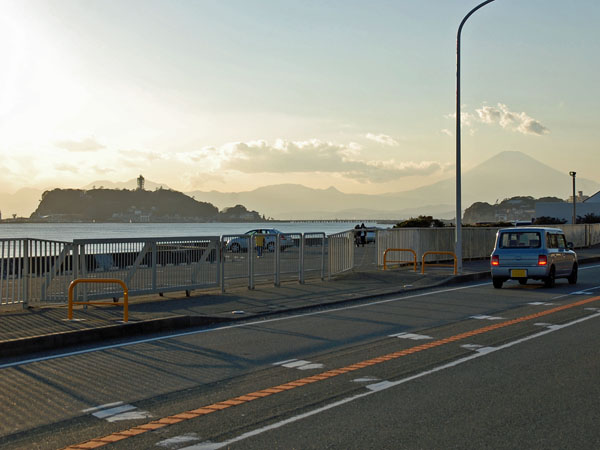 海岸から。江の島と富士山がセットで見れます。