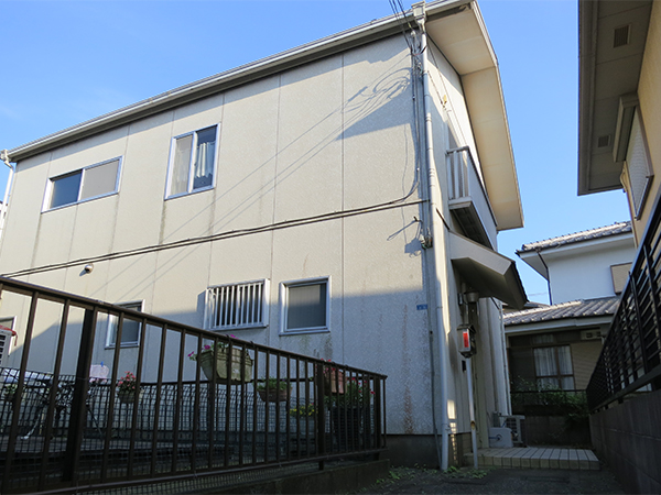 外観。軽量鉄骨の2階建です。