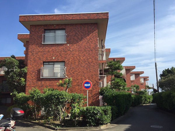 ビーチはすぐそこ！築35年のレトロいいマンション。