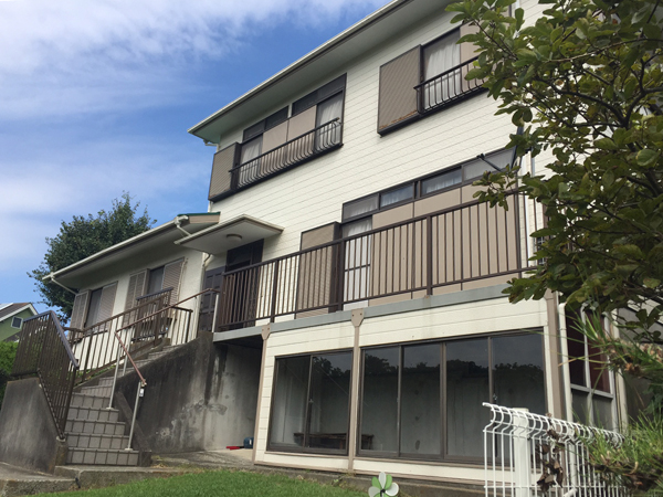 芝生のお庭にデンと建つBIG HOUSE、サンルームもありますよ